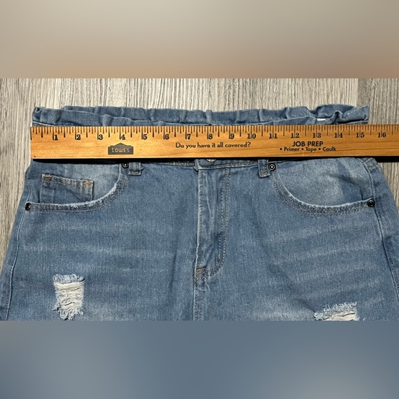 Lily Clothing Light Wash Distressed Denim Jean Shorts - Size Medium 31” Waist - Picture 4 of 7